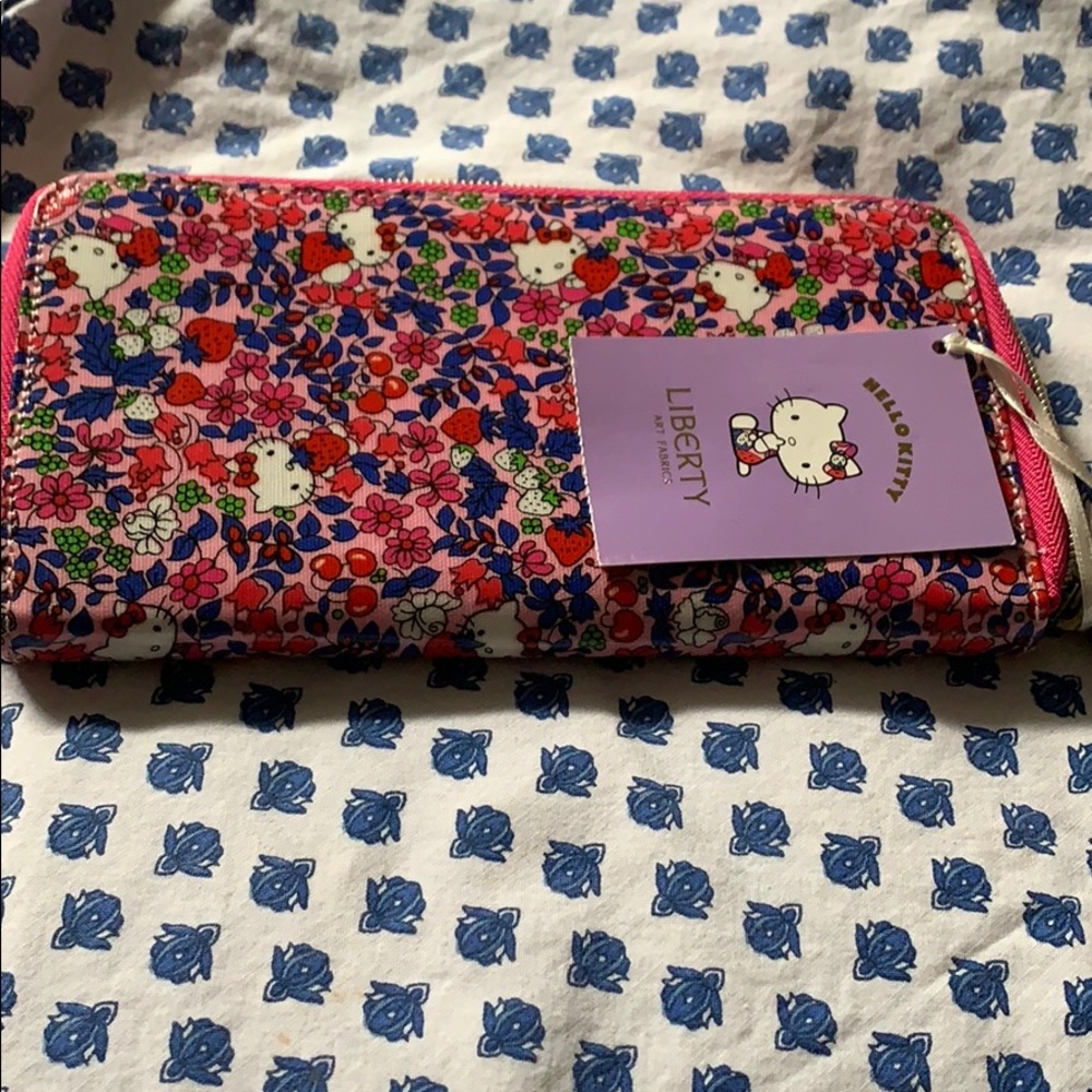 Hello Kitty Liberty Print purse